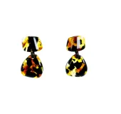 Aros colgantes con forma geométrica, con pieza superior cuadrada y pieza inferior triangular, con diseño carey en tonos negro, marrón y amarillo.