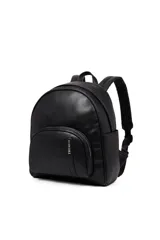 Mochila negra de cuero sintético con bolsillo frontal con cierre y logo de la marca en el frente.
