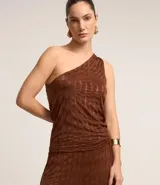 Blusa marrón de poliéster texturizado, con escote asimétrico de un solo hombro y bajo redondeado.