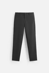 Pantalón negro de corte slim fit, confeccionado en tejido elástico. Cuenta con cintura elástica, bolsillos frontales y traseros de vivo. Cierre frontal con cremallera y botón.