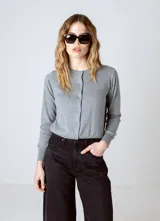 Cardigan gris de tejido de punto con cuello redondo y cierre frontal con botones.