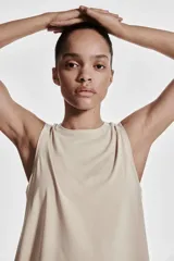 Musculosa deportiva color crema, de corte holgado y tejido DryMove™.