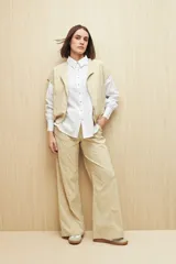 Pantalón recto color beige, de tiro medio, confeccionado en mezcla de algodón con nylon y elastano.