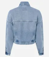 Campera de jean celeste, corte cropped y holgado, con cuello camisero, cierre abotonado, mangas largas, bolsillos con solapa en el pecho y recortes verticales.