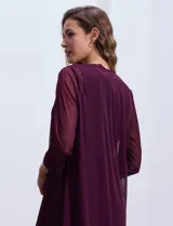 Conjunto de fiesta RM Richards de dos piezas color violeta. Vestido al cuerpo de lurex con cuello redondo y apliques de brillos. Chaqueta de microtul con mangas 3/4.