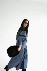 Blusa de mangas globo confeccionada en denim celeste con canesú de encaje negro y detalles de puntilla negra.