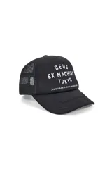 Gorra trucker negra con paneles frontales rígidos y paneles traseros de malla. Estampado frontal con el logo de la marca Deus Ex Machina y la palabra "Tokyo" en color blanco.