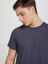 Remera azul marino de corte slim y mangas cortas.