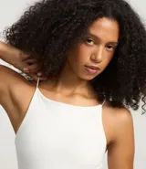 Blusa fucsia sin mangas con tirantes finos y escote cuadrado.