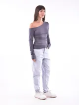 Remera de mangas largas con un hombro descubierto, color gris oscuro.