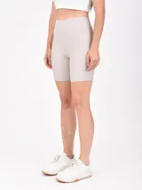 Short deportivo tipo biker de tiro alto, color terracota, con pretina cruzada en forma de V.