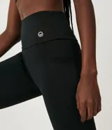 Calza legging deportiva térmica color negro, con cinturilla alta y bolsillo funcional.