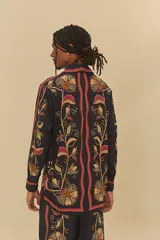 Camisa de manga larga con estampado floral, cuello clásico y cierre frontal con botones.