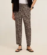 Pantalón pijama de crepé con corte fluido, cintura elástica con lazo y estampado animal print de zebra. Incluye bolsillos laterales.