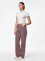 Pantalón de denim de algodón a rayas verticales color borgoña y blanco, con bolsillos cargo, delanteros y traseros, y pasadores para cinturón.