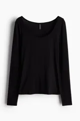 Remera negra de manga larga con escote redondo amplio.