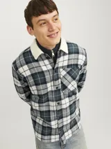 Sobrecamisa de manga larga con cuello clásico y fit relajado. Diseño a cuadros verdes, blancos y azules con cuello de piel sintética color crema. Cierre de botones y bolsillo en el pecho.
