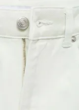 Pantalón de jean color crudo, corte wide leg, tiro medio, con bolsillos delanteros y traseros.