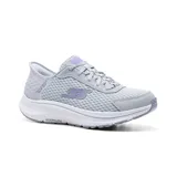 Championes deportivos Skechers Hands Free Slip-ins Go Run Consistent 2.0 Endure, color gris con detalles en lila y suela blanca. Diseñados con tecnología Skechers Air-Cooled Memory Foam y amortiguación ultraligera.