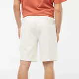 Bermudas deportivas color beige, de corte recto y largo hasta la rodilla. Confeccionadas en tejido de chándal suave y cómodo. Ideales para un look casual y relajado.