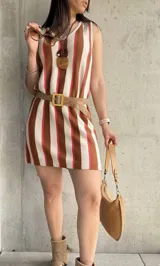 Vestido corto tejido a rayas verticales color tostado, blanco y rosa.
