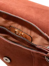 Bandolera de cuero gamuza color chocolate, con correa larga regulable, solapa con detalle de pespuntes y borla decorativa.