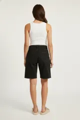 Short negro de algodón de calce medio con bolsillos laterales.