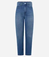 Pantalón mom comfort de cintura alta confeccionado en jeans color celeste, con trabillas en la cintura, cierre tradicional y bolsillos.