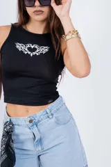 Short de jean celeste con tiro alto, corte recto y ruedo desflecado.