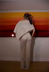 Pantalón de tejido color crema, con cintura elástica y corte acampanado.