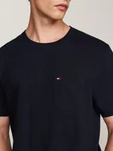 Remera azul marino de algodón con cuello redondo y bolsillo de parche en el pecho con logo bordado de Tommy Hilfiger.