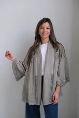 Kimono color visón con bordados en el frente, mangas y ruedo.