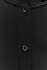 Vestido midi negro confeccionado en viscosa. Tiene cuello redondo con detalles deshilachados, manga larga con hombro caído y puños con pliegues. Cuenta con bolsillos laterales ocultos, trabillas y pliegue en la espalda.