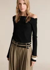 Mono largo de poliéster color caqui, con cuello asimétrico, manga larga, bolsillos laterales, cierre de cremallera lateral y cinturón con hebilla metálica.