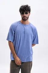 Remera de manga corta ranglan color celeste con estampa "Classic Desert Culture" en el frente.