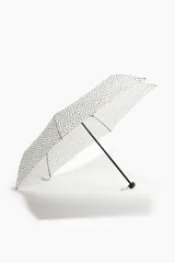 Paraguas plegable con funda, color blanco con lunares negros.
