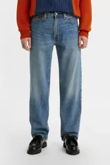 Pantalón de jean celeste de corte amplio, tiro medio y confeccionado en denim no elástico.