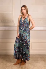 Vestido largo de seda con estampado geométrico en tonos azul, rojo, blanco y amarillo.