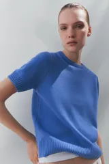 Top celeste de lana con cuello redondo y mangas cortas.