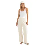 Musculosa blanca de algodón con ribete rosa y logo bordado en el pecho.