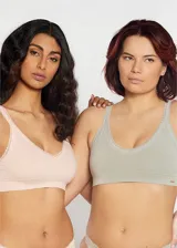 Pack de dos soutiens modelo top, sin aro, con copas removibles, sin costura y breteles ajustables. Uno es de microfibra celeste con encaje blanco y el otro es gris jaspeado con encaje gris.