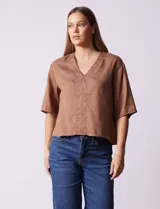 Blusa color marrón claro de lyocell con escote en V y mangas cortas.