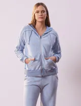 Campera de algodón celeste con capucha, cierre frontal y bolsillos aplicados. Terminación de puños y ruedo acanalado.