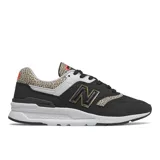 Championes New Balance modelo CW997HPY, color negro con detalles en blanco y estampado de leopardo en el forro interior y en la puntera. Presentan el logo 'N' en dorado con borde negro y entresuela blanca.