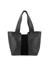 Cartera shopper negra de cuero graneado con panel central de gamuza. Tiene manijas con costuras en cuero y logo metálico de la marca.