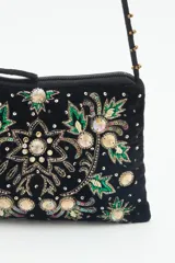 Cartera de mano negra con bordado de flores multicolores y lentejuelas.