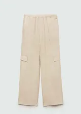 Pantalón color beige de corte recto y largo, con cintura elástica, bolsillos laterales y traseros, y bolsillos cargo en los laterales.