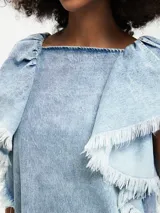 Vestido corto de jean celeste con volados en los hombros y ruedo desflecado.