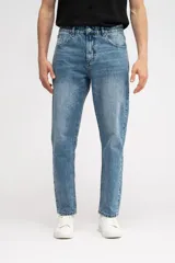 Pantalón de jean azul de corte recto con lavado vintage y cintura media.