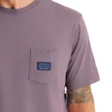 Remera lila de manga corta con bolsillo en el pecho y etiqueta con logo de la marca Roark.